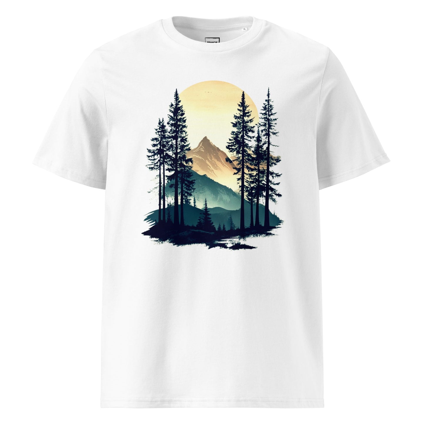 Bergpanorama T-Shirt „Alpine Sunset“ – Premium Eco, Berglandschaft mit Tannen im Sonnenuntergang