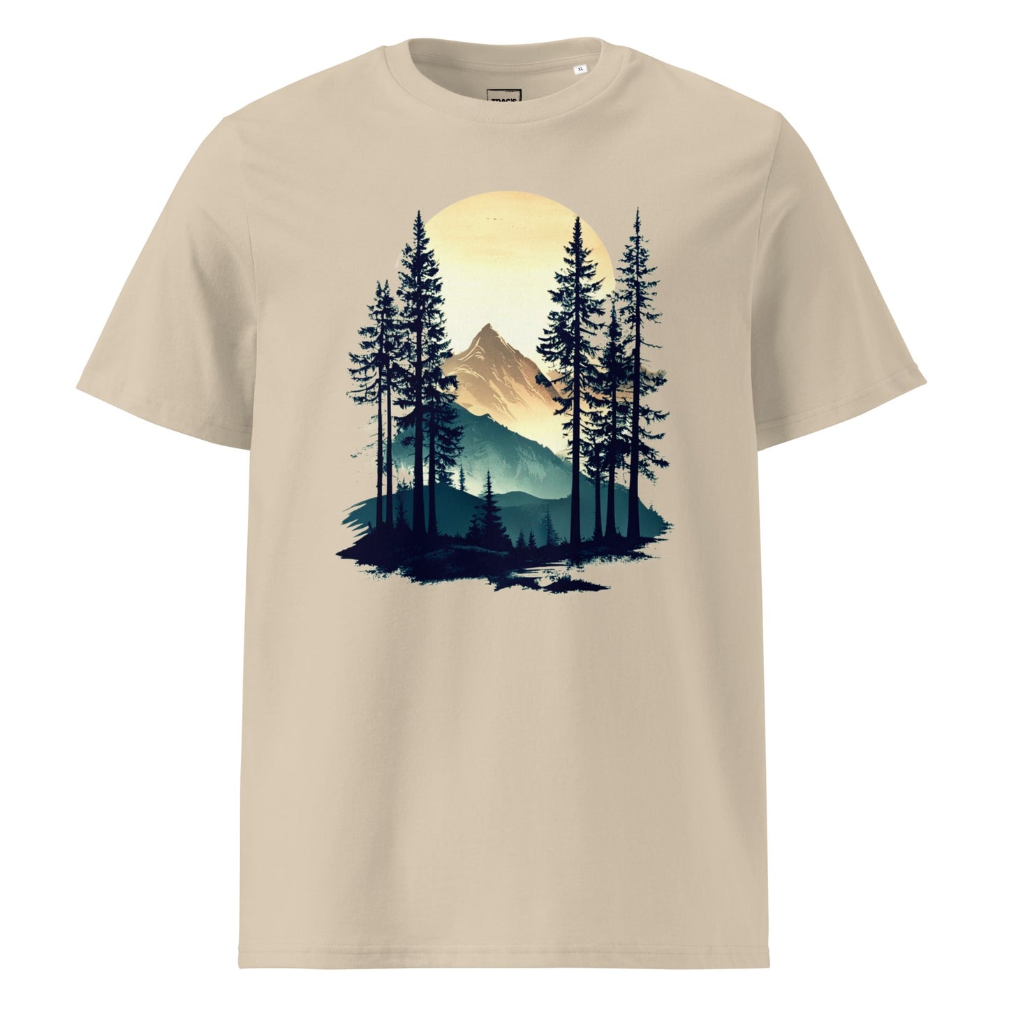 Bergpanorama T-Shirt „Alpine Sunset“ – Premium Eco, Berglandschaft mit Tannen im Sonnenuntergang