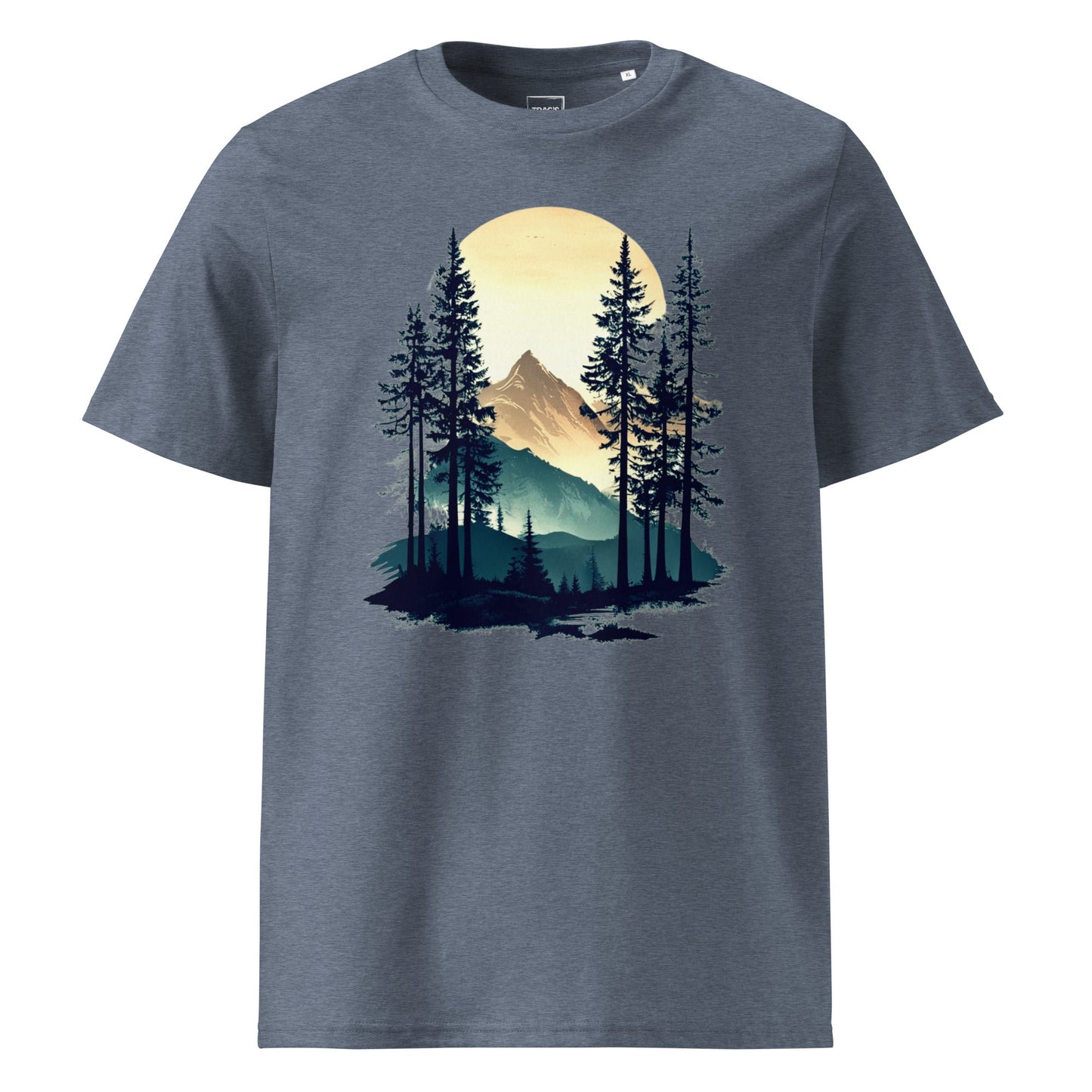 Bergpanorama T-Shirt „Alpine Sunset“ – Premium Eco, Berglandschaft mit Tannen im Sonnenuntergang