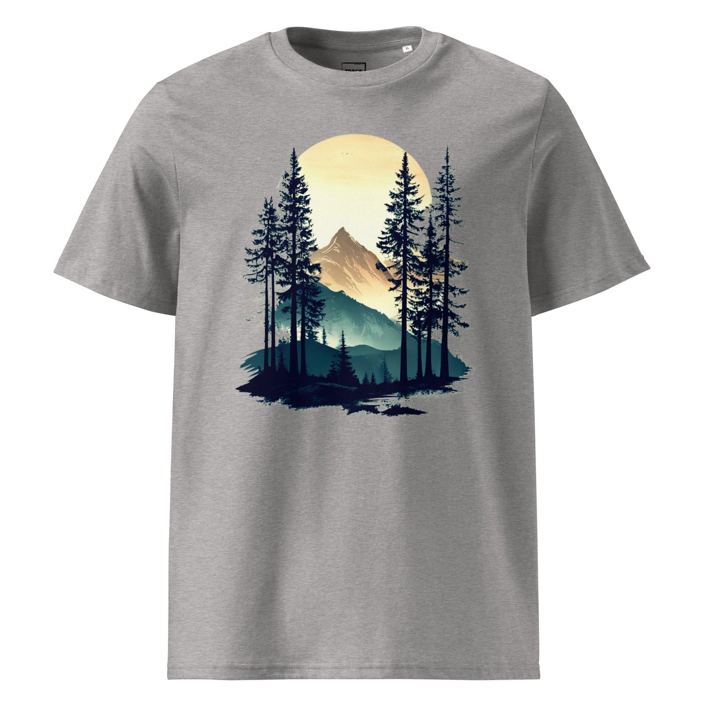 Bergpanorama T-Shirt „Alpine Sunset“ – Premium Eco, Berglandschaft mit Tannen im Sonnenuntergang