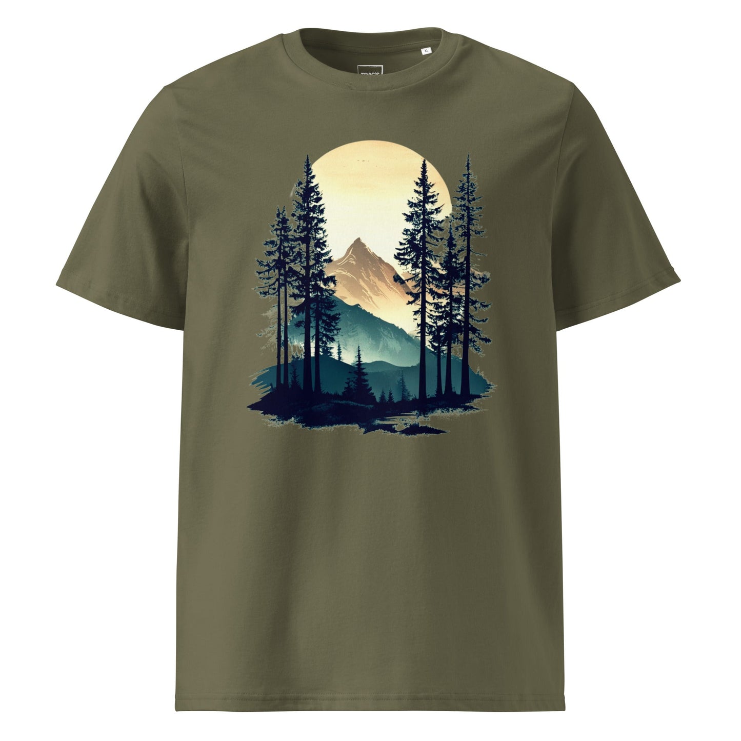 Bergpanorama T-Shirt „Alpine Sunset“ – Premium Eco, Berglandschaft mit Tannen im Sonnenuntergang