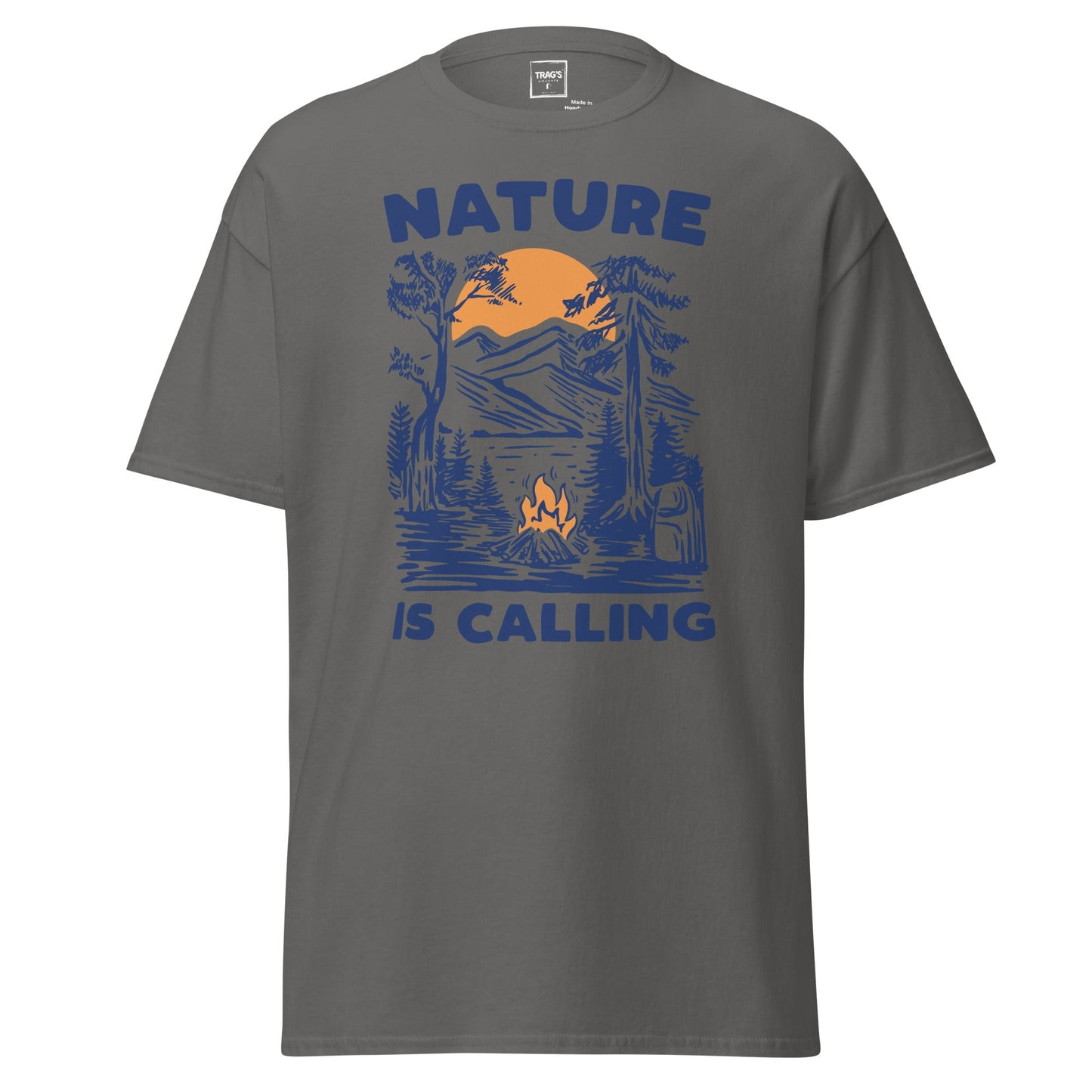 Outdoor T-Shirt „Nature is Calling“ – Classic Standard, Lagerfeuer & Berge