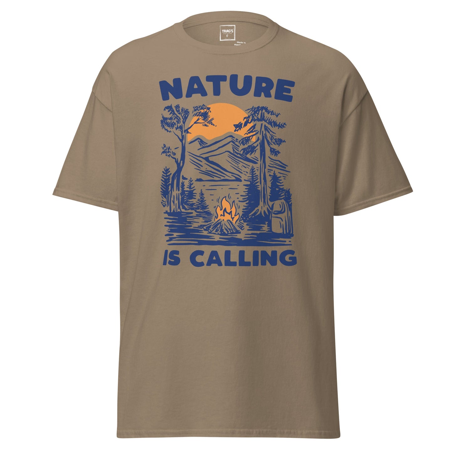 Outdoor T-Shirt „Nature is Calling“ – Classic Standard, Lagerfeuer & Berge