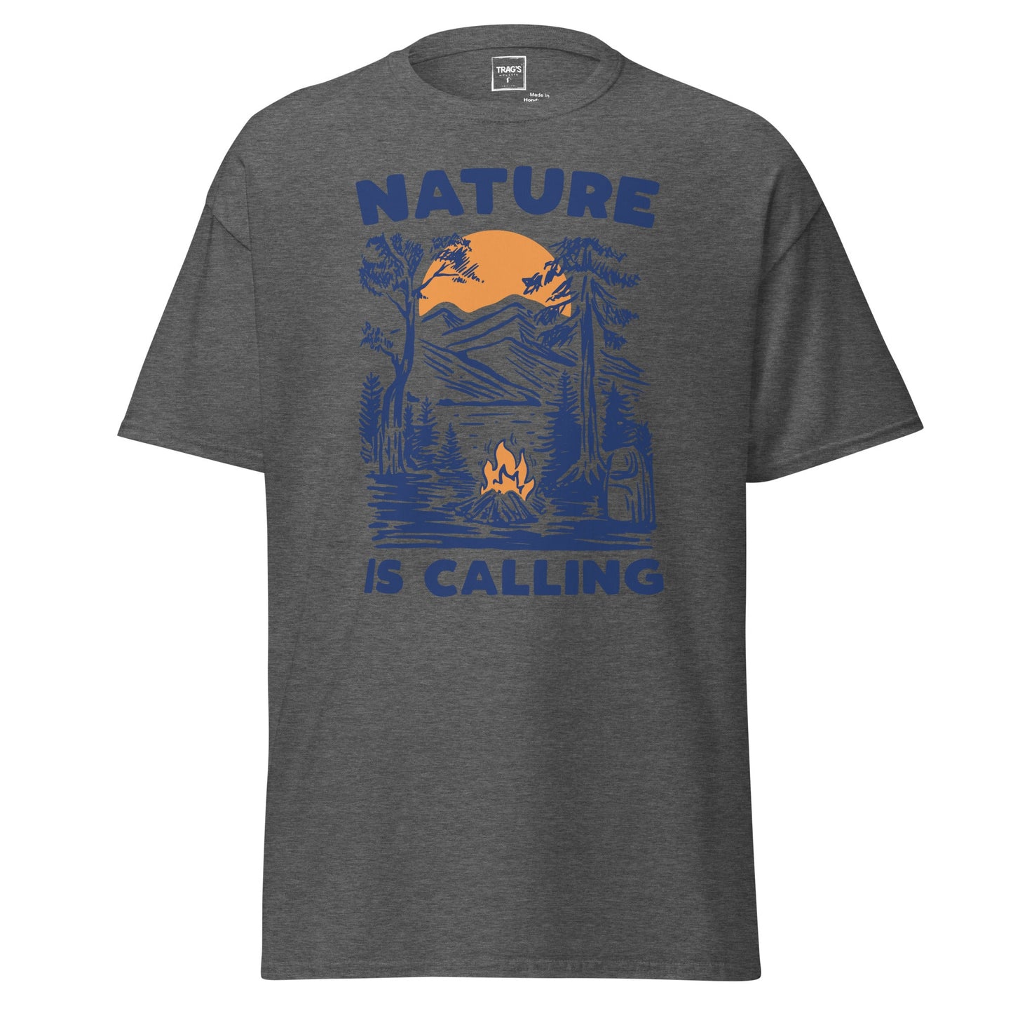 Outdoor T-Shirt „Nature is Calling“ – Classic Standard, Lagerfeuer & Berge
