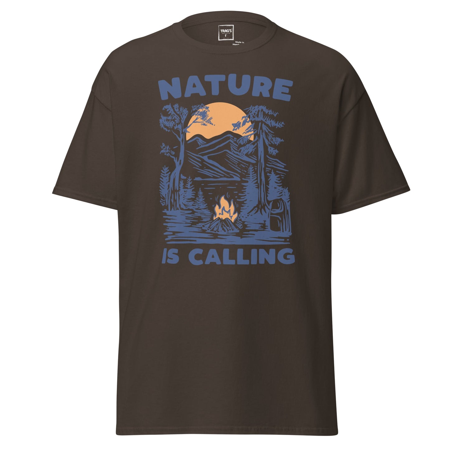Outdoor T-Shirt „Nature is Calling“ – Classic Standard, Lagerfeuer & Berge