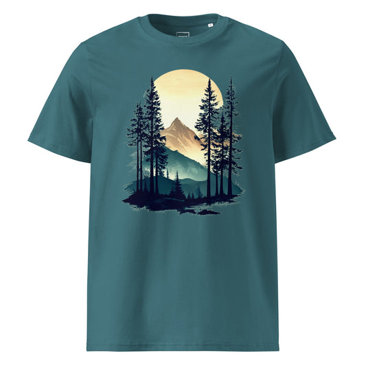 Bergpanorama T-Shirt „Alpine Sunset“ – Premium Eco, Berglandschaft mit Tannen im Sonnenuntergang