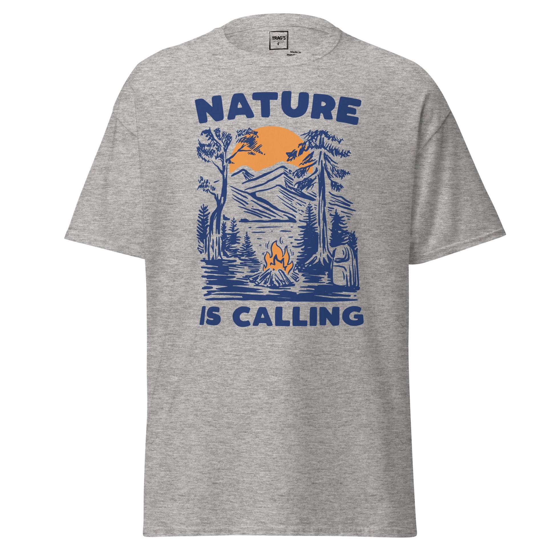 Outdoor T-Shirt „Nature is Calling“ – Classic Standard, Lagerfeuer & Berge