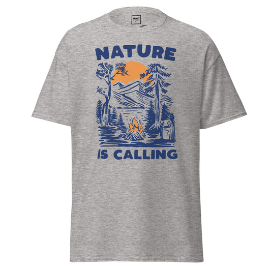 Outdoor T-Shirt „Nature is Calling“ – Classic Standard, Lagerfeuer & Berge