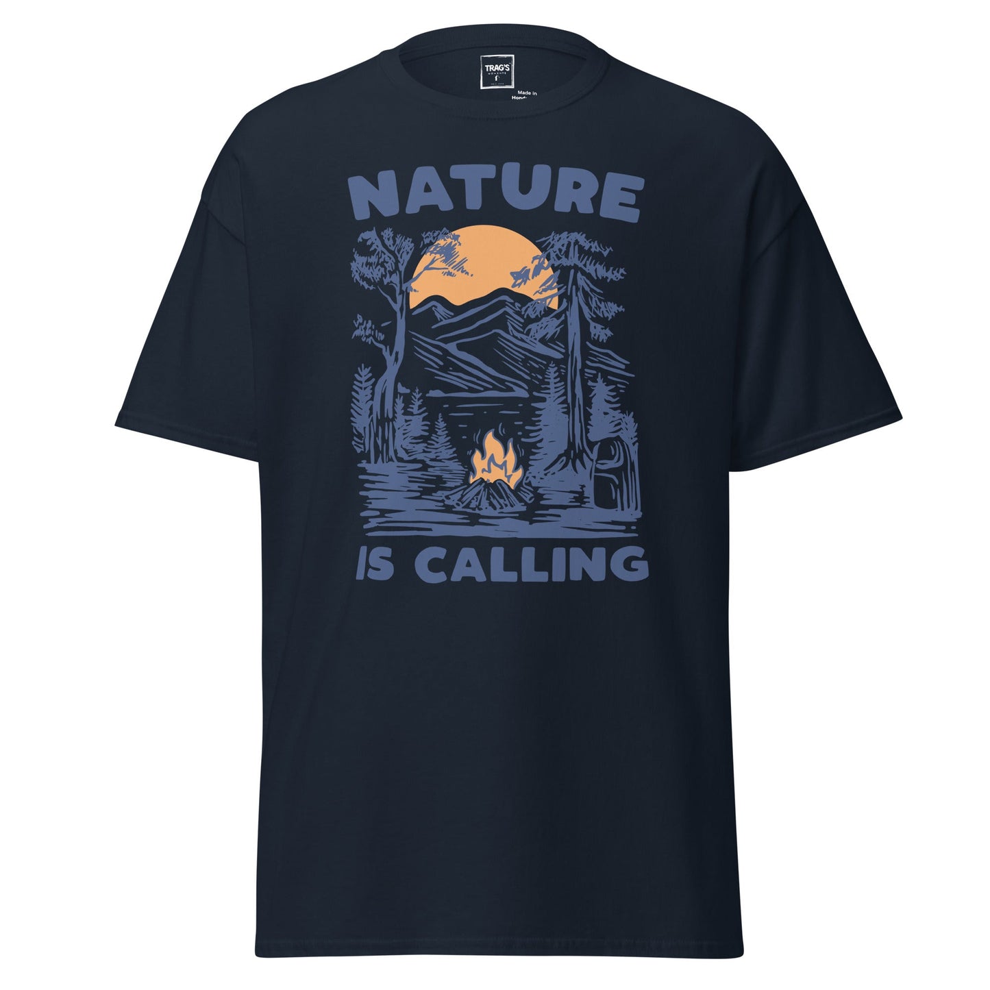 Outdoor T-Shirt „Nature is Calling“ – Classic Standard, Lagerfeuer & Berge